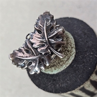 buttede-sølvfarvede-blade-broche-gammelt-smykke